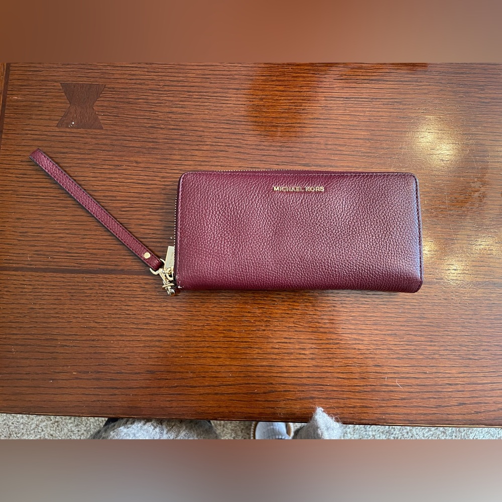 LIKE NEW Michael Kors Wristlet Wallet